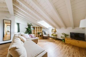 a living room with a couch and a tv at Casa Rucola in Sestri Levante