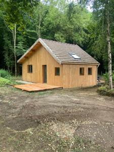 a small wooden building in the middle of a forest at L'erable in Montlay-en-Auxois