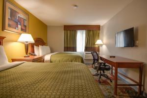 Кровать или кровати в номере Vagabond Inn Executive Hayward