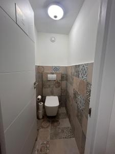a small bathroom with a toilet in a room at SIMPL hostel Oquendo in Madrid