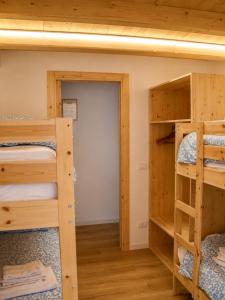 a bunk bed room with two bunk beds in a cabin at Clelia appartamento 6 posti vicino le piste da sci in Temù