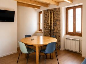 a dining room with a wooden table and chairs at Clelia appartamento 6 posti vicino le piste da sci in Temù