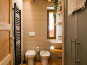 a bathroom with a toilet and a sink at Clelia appartamento 6 posti vicino le piste da sci in Temù