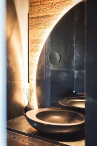 a row of sinks in a bathroom at Chalet Tefiti in Romeno