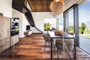 a dining room with a table and chairs at Chalet Tefiti in Romeno