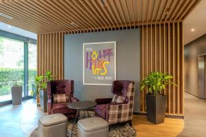 a waiting room with two chairs and a table at Premier Inn Göttingen in Göttingen