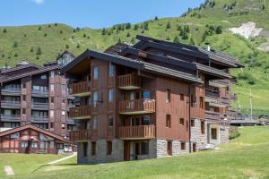 a large building on a hill with a mountain at Résidence Pierre & Vacances Emeraude in Belle Plagne