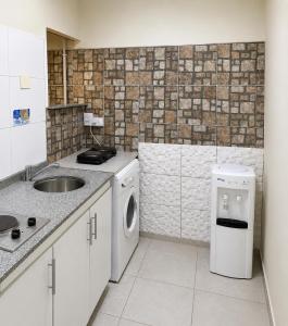 a kitchen with a sink and a washing machine at Estudio Residencias in Buenos Aires