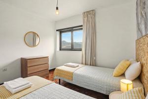 ein Schlafzimmer mit zwei Betten und einem Fenster in der Unterkunft Cantinho Do Préstimo in Águeda