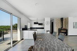 a kitchen and dining room with a table and chairs at Villa Alfaro in Saint-Cernin-de-Larche
