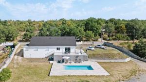 an aerial view of a house with a swimming pool at Villa Alfaro in Saint-Cernin-de-Larche