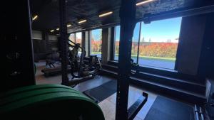 Blick auf eine Turnhalle mit einem großen Fenster in der Unterkunft Murrae Loft in La Morra