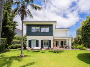 a house with a palm tree in the yard at Hotel Boutique San Diego - Adults Only in Las Lagunas