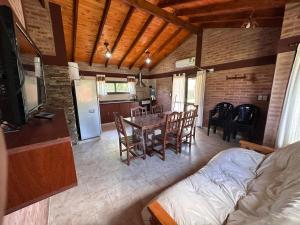 a kitchen and dining room with a table and chairs at Al pie de la Sierra in Pueblito