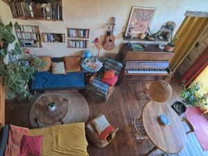 an overhead view of a living room with a piano at chambre à la campagne in Saint-Mathieu