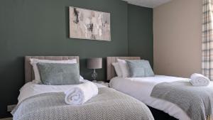 two beds with towels on them in a bedroom at The Bugle Inn in Bugle +50 photos