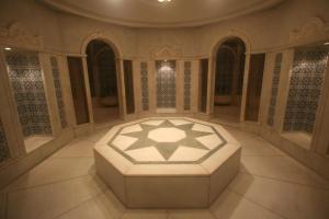 ein großer Raum mit einem Tisch in der Mitte in der Unterkunft Marble Hotel in Istanbul + 52 Fotos