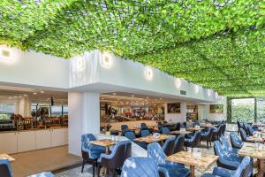 ein Restaurant mit blauen Stühlen und Tischen in einem Gebäude in der Unterkunft Marble Hotel in Istanbul