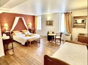 a bedroom with a bed and a table and chairs at Les florentines in Carcassonne
