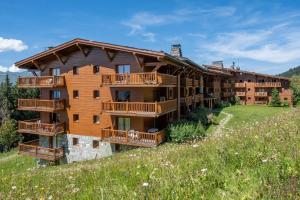 an apartment building with balconies on a hill at Résidence Pierre & Vacances Premium Le Roselend in Arc 1800