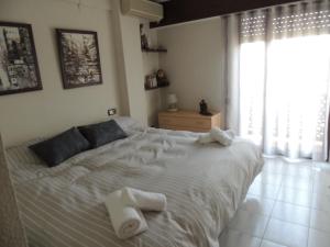 a bedroom with a bed with towels on it at Apartamento Les Fonts in Polop