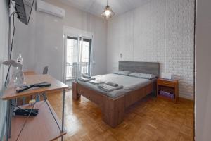 a bedroom with a bed and a desk in it at ChaKo Stay Solutions Studio in Lamía