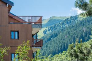 a hotel with a view of the mountains at Résidence Pierre & Vacances Les Ravines in Méribel