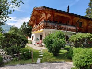 a house with a balcony on the side of it at Gemütliche 3 Zimmer Wohnung in Lenzerheide in Lenzerheide