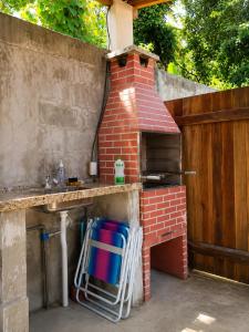 a outdoor kitchen with a brick oven and a sink at Canto Sereno Refúgio entre Praias e Ilhas in Paraty +21 photos