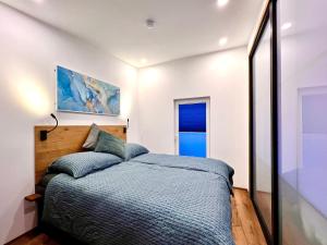 a bedroom with a bed and a painting on the wall at Fewo im Taubenhaus in Bad Lausick