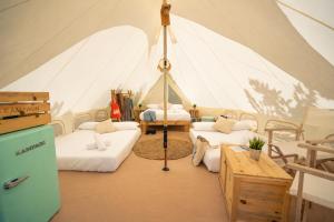 a room with two beds in a tent at Kampaoh Llanes in Vidiago +51 photos