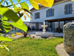 a fountain in the courtyard of a house at Gîte Le Lijaly in Bournezeau
