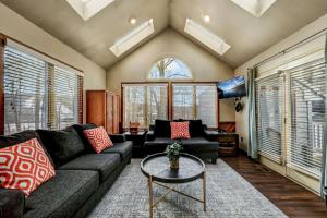 a living room with a couch and a table at Poconos Paradise Lakeskihikewater Parkkids in Lake Harmony