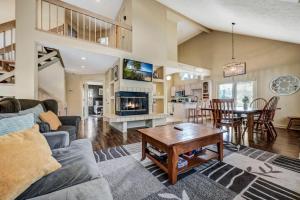 a living room with a couch and a table at Poconos Paradise Lakeskihikewater Parkkids in Lake Harmony