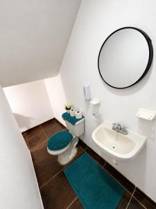 a bathroom with a sink and a toilet and a mirror at Casa ejecutiva para 10 personas in Gómez +36 photos