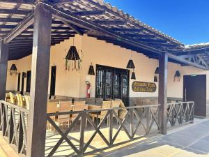 a building with a restaurant with tables and chairs at Pousada Bellissima Italia in Luis Correia