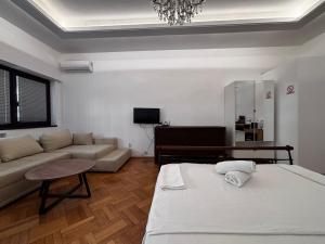 salon z łóżkiem i kanapą w obiekcie Iancu Apartments w Bukareszcie