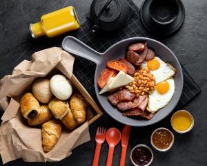 Ein Tisch mit einer Schüssel Frühstücksspeise, bestehend aus Eiern und Brot in der Unterkunft ONOMA Hotel in Thessaloniki + 127 Fotos