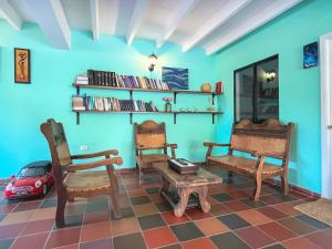 a living room with two chairs and a table at Las Estrellas Agrohotel in San Gil