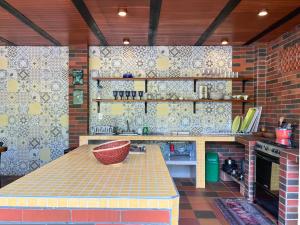 a kitchen with a table and a brick wall at Las Estrellas Agrohotel in San Gil