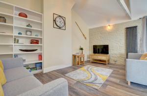 a living room with a couch and a tv at 2 Bed in Appledore oc-hide1 in Appledore