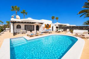 a villa with a swimming pool and a patio at Villa Alisa in Tías