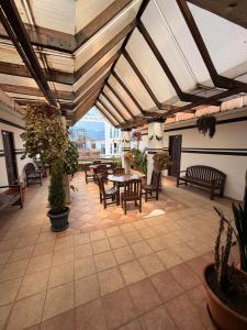 eine Terrasse mit Tisch, Stühlen und Bänken in der Unterkunft City Hotel in Cochabamba