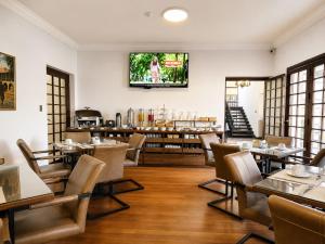 a restaurant with tables and chairs and a counter at Hotel Villa del Carmen in Arequipa
