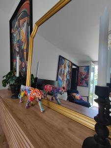 a mirror with two figurines in front of it at Maison chic & chill in Saint-Brieuc