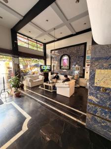 ein Wohnzimmer mit zwei Personen, die auf Sofas sitzen in der Unterkunft City Hotel in Cochabamba