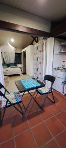 two chairs and a table in a living room at Kaz l'Oranger in Saint Esprit