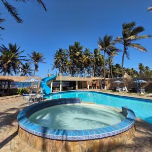 a swimming pool with a slide in a resort at Tucacas, Frente al Mar, Piscina y Playa Privada in Tucacas