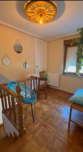 a living room with a table and a ceiling at La casina de isa in Aller