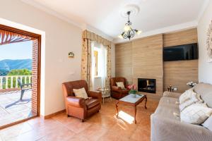 a living room with a couch and a fireplace at Casa Mari in Almogía